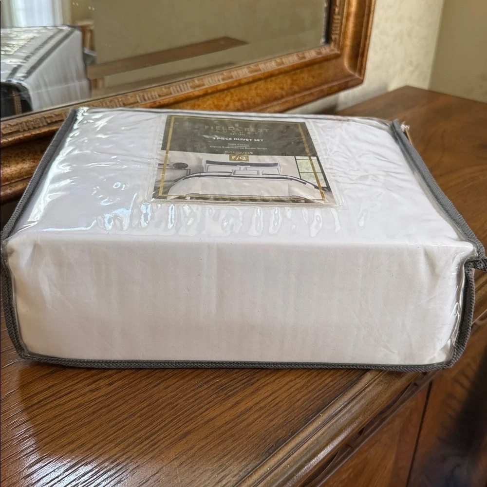 Fieldcrest Duvet Set- White with Navy Striped Border. Size Full/Queen.